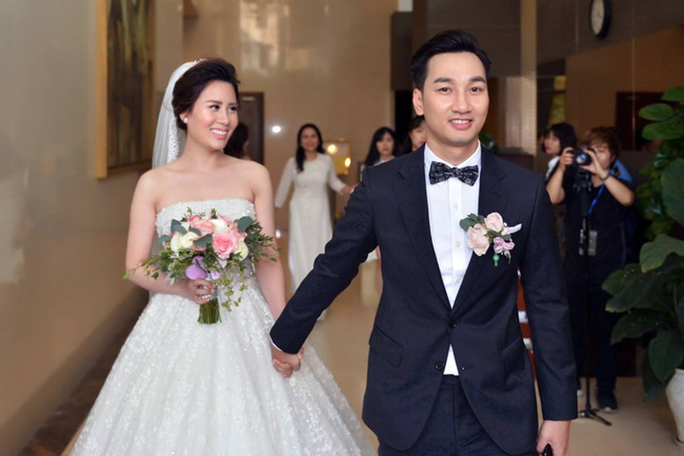 Luôn nắm chặt tay vợ.