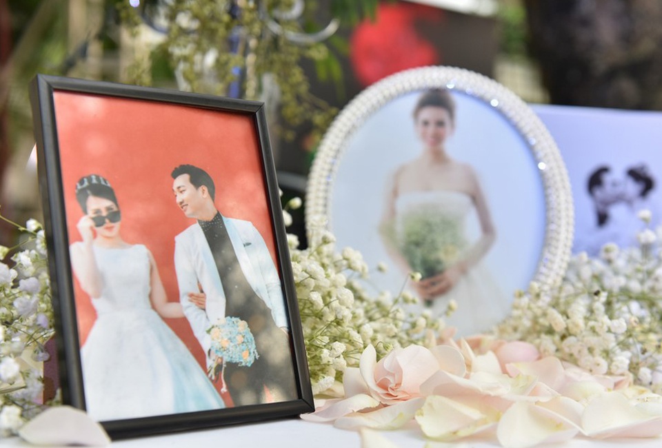 Sự đầu tư, chăm chút của nam MC trong lần “lên xe hoa” thứ 2 cũng khiến khán giả trầm trồ. Nam MC và vợ chăm chút từng chi tiết đám cưới.