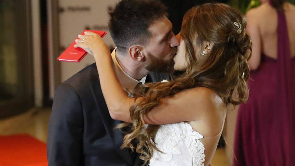 Messi ngượng ngùng khóa môi vợ trong đám cưới thế kỷ - 1 Messi ngượng ngùng khóa môi vợ trong lễ cưới