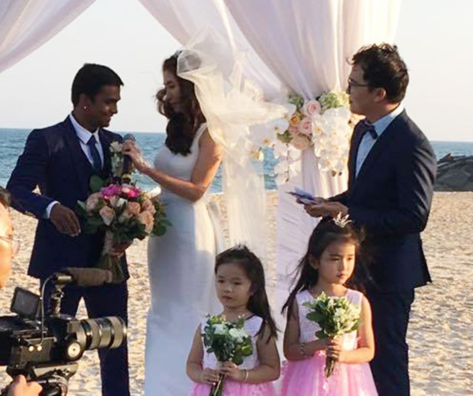 Sao Việt tuần qua: Người bí mật kết hôn, người “hết hồn” vì cháy lớn - 2 Sau lễ vu quy diễn ra diễn ra tại nhà riêng vào ngày 7/3, nữ diễn viên Cổng mặt trời - Nguyệt Ánh đã có đám cưới cực kỳ lãng mạn cùng chồng Ấn Độ tại bãi biển Phan Thiết vào 16h30 ngày 10/3. Bữa tiệc thân mật chỉ có khoảng 100 người là bạn bè thân thiết và gia đình.