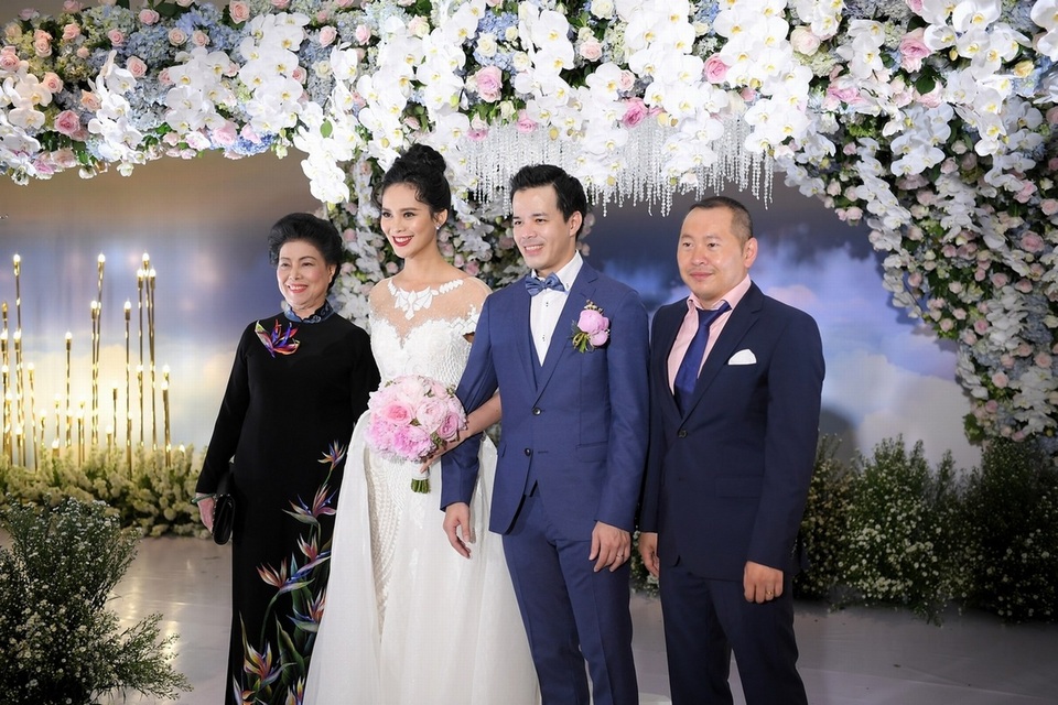 Ngay sau buổi gặp đầu tiên nhờ mai mối của bạn, người đàn ông này đã nói: Em chắc chắn sẽ là vợ của anh khiến cô thấy rất bất ngờ và đôi chút “khó chịu”. Thế nhưng từ cái khó chịu của lần đầu tiên đó đã giúp mối quan hệ của hai người ngày càng sâu sắc hơn. Và Sang Lê đã hạnh phúc với lời cầu hôn: Sau 40 năm chờ đợi thì vợ anh đã xuất hiện, không ai có thể hoàn hảo hơn để làm vợ anh, ngoài em cả. Ông xã Sang Lê là người khá lãng mạn, chăm sóc chu đáo cho cô trong suốt thời gian chụp hình và quay clip cưới. Anh trẻ hơn nhiều so với tuổi 40 của mình, nên cả hai rất hợp nhau trong khi tung hứng chụp ảnh và quay hình.