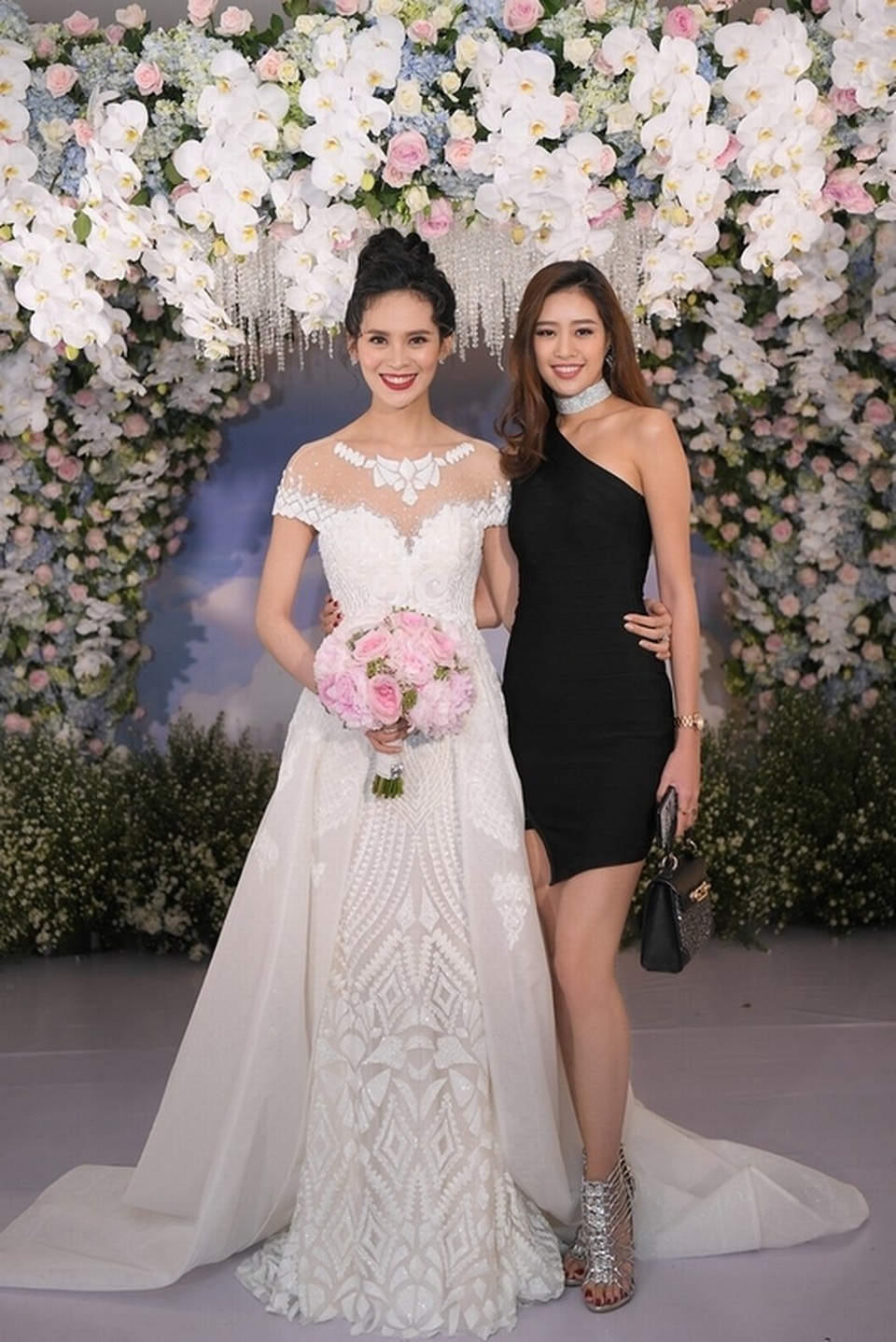 Người đẹp không chọn con đường hoạt động showbiz mạnh mẽ và chuyên tâm học và tốt nghiệp loại ưu Đại học Hutech TP.HCM.