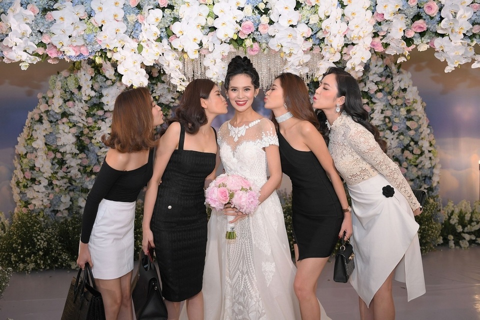 Dàn chân dài chúc mừng hạnh phúc Sang Lê.