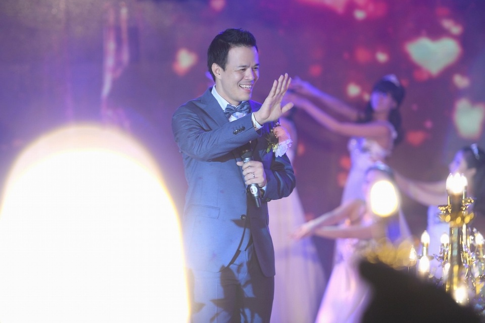 Ông xã Sang Lê là Đặng Việt Anh, sinh năm 1978 tại TP HCM. Gia đình anh rất có tên tuổi trong giới kinh doanh, mẹ anh là bà Trần Thị Thái - Nữ doanh nhân lão làng trong ngành mía đường Việt Nam. Đặng Việt Anh từng học ở Anh quốc, hiện anh đang làm việc trong lĩnh vực mía đường Việt Nam.