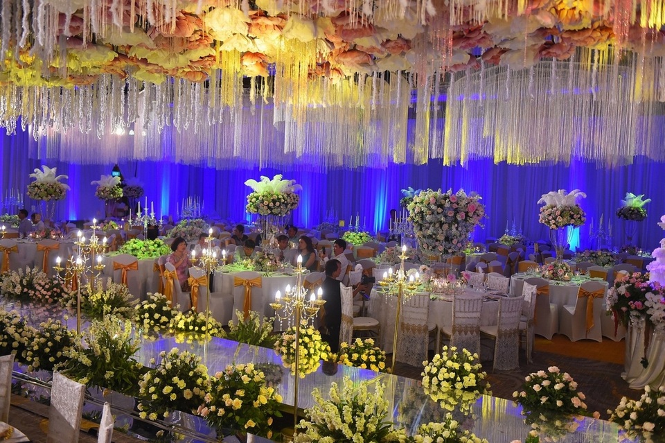 Được biệt, toàn bộ hoa cưới được nhập từ châu Âu: gồm có hoa hồng, hoa mẫu đơn, tú cầu… và được trang trí kín tầng tiệc cưới.