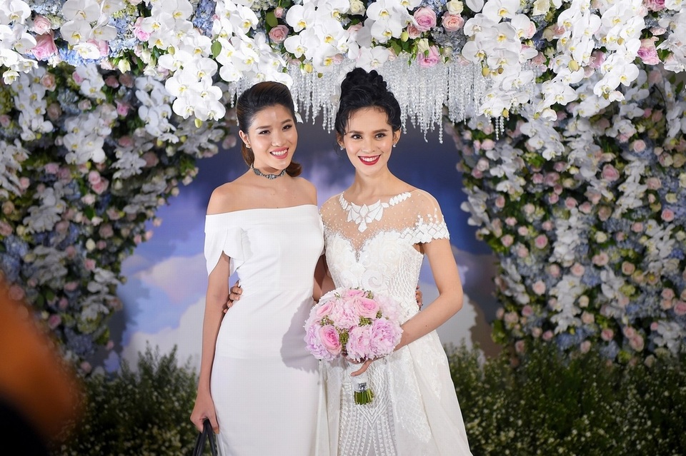 Cựu siêu mẫu Thu Hằng đến dự với bộ đầm trắng khoe vai trần.