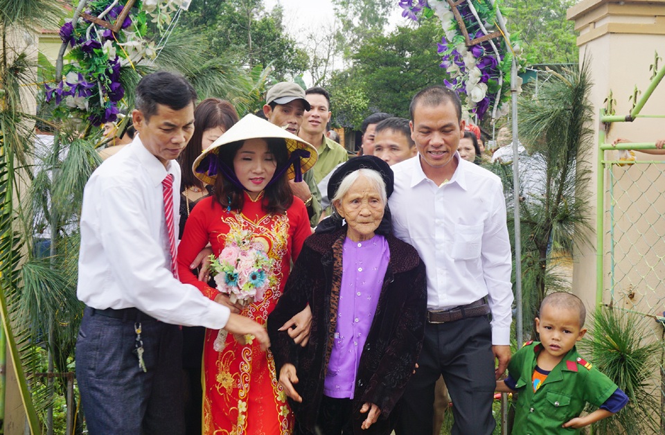 Đám cưới của tử tù bị lãng quên Đặng Văn Thế diễn ra trong sự chúc phúc của nhiều người thân, bạn bè.