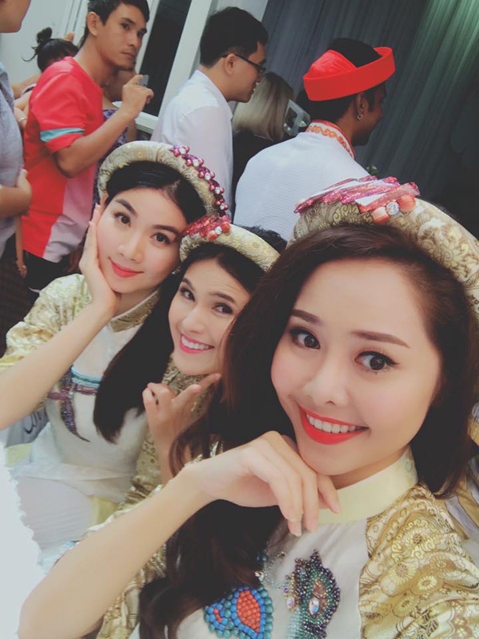 Nguyệt Ánh bí mật làm đám hỏi với chồng người Ấn Độ - 6 Các diễn viên chính trong Cổng mặt trời vẫn giữ được mối quan hệ thân thiết sau khi bộ phim kết thúc đã khá lâu.