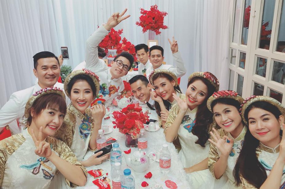 Nguyệt Ánh bí mật làm đám hỏi với chồng người Ấn Độ - 4 Tất cả đều mặc áo dài trắng, thêu hoa văn cầu kỳ trong không gian được trang trí 2 màu trắng và đỏ