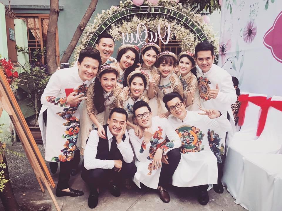 Nguyệt Ánh bí mật làm đám hỏi với chồng người Ấn Độ - 3 Đám hỏi của Nguyệt Ánh có sự tham dự của đông đảo đồng nghiệp nổi tiếng như vợ chồng Lương Thế Thành - Thúy Diễm, Kha Ly, Lê Bê La, Hòa Hiệp, Quốc Cường, Tường Vi, Nguyễn Lê Bá Thắng, Hùng Thuận, Quỳnh Lam...