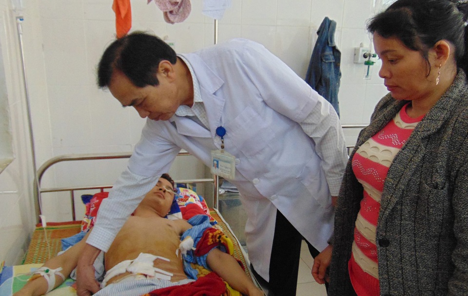 Bị đâm lòi ruột khi tham gia văn nghệ tại nhà văn hóa xóm - 1 Nạn nhân Nguyễn Đình Hào đang được điều trị tại bệnh viện (ảnh N. Thủy).