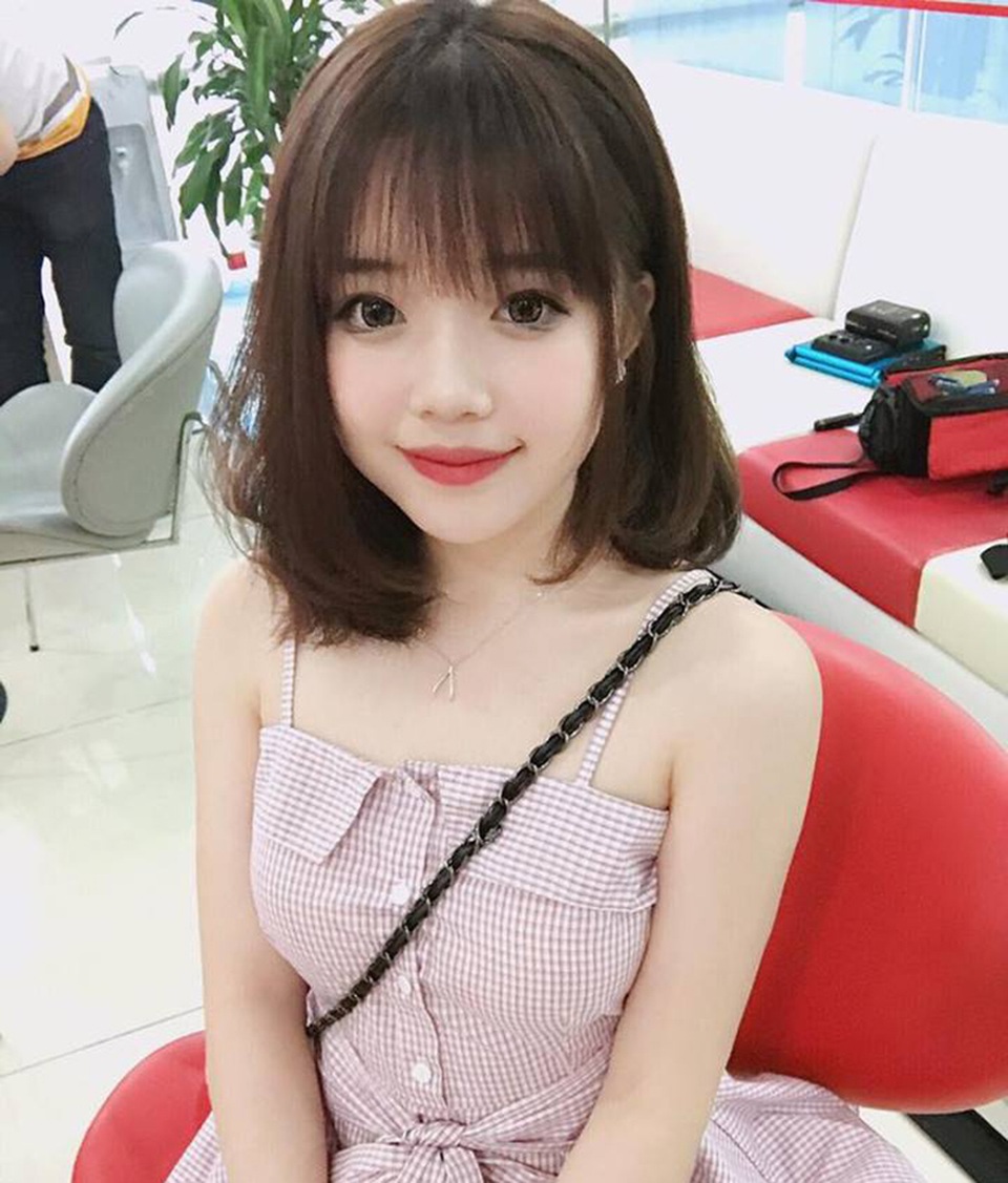 Hoa khôi xinh đẹp kiếm 20 triệu đồng/tháng nhờ nghề mới trong game - 2 Linh từng học trường THPT Nguyễn Thị Minh Khai (Hà Nội). Trong suốt những năm học cấp 3, Linh luôn đạt thành tích học tập loại giỏi, xuất sắc. Cô vào đại học với điểm số 23. Trong suốt 4 năm đại học, Linh vẫn luôn giữ vững thành tích học tập loại Khá.