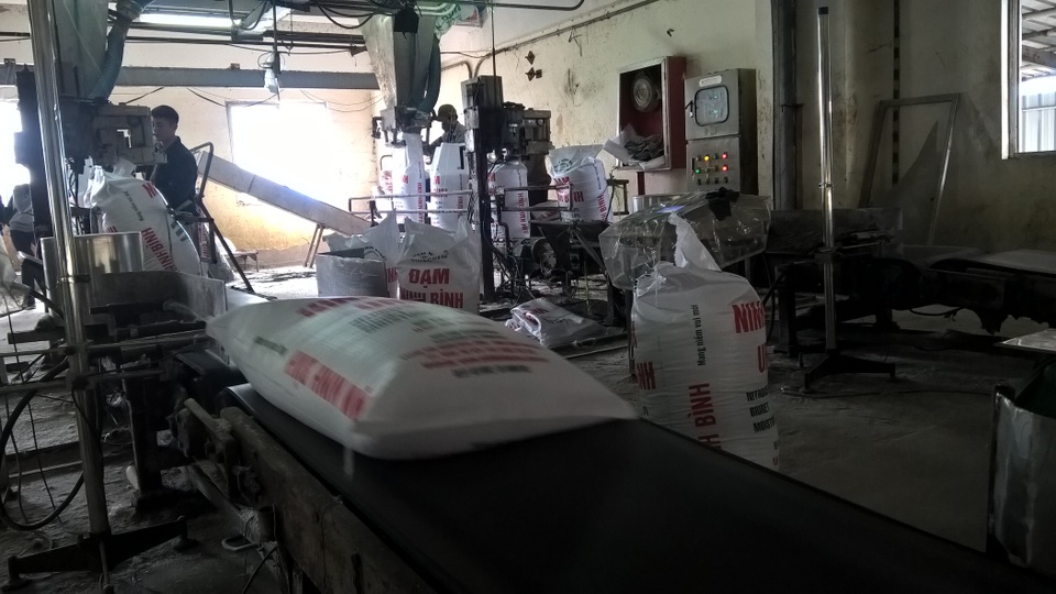 Cận cảnh những nhà máy phân bón thua lỗ nghìn tỷ đồng của Vinachem - 3
Lượng phân bón của nhà máy đạm này được đưa ra thị trường hiện có giá bán là 6,7 triệu đồng/tấn, mức giá thời điểm hiện tại đã cao hơn từ 800 đồng - 1.500 đồng so với thời điểm trước năm 2015 và 2016. Tuy nhiên, do chi phí khấu hao lớn nên năm 2017 chưa phải là năm Nhà máy này có lãi.