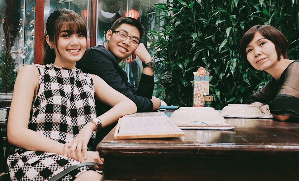 Ngày của Mẹ, sao Việt tung ảnh thời thơ ấu bên đấng sinh thành - 8
Đàm Phương Linh hạnh phúc bên mẹ và em trai trong Ngày của mẹ, cô khẳng định “Yêu thương này chỉ có một mà thôi”