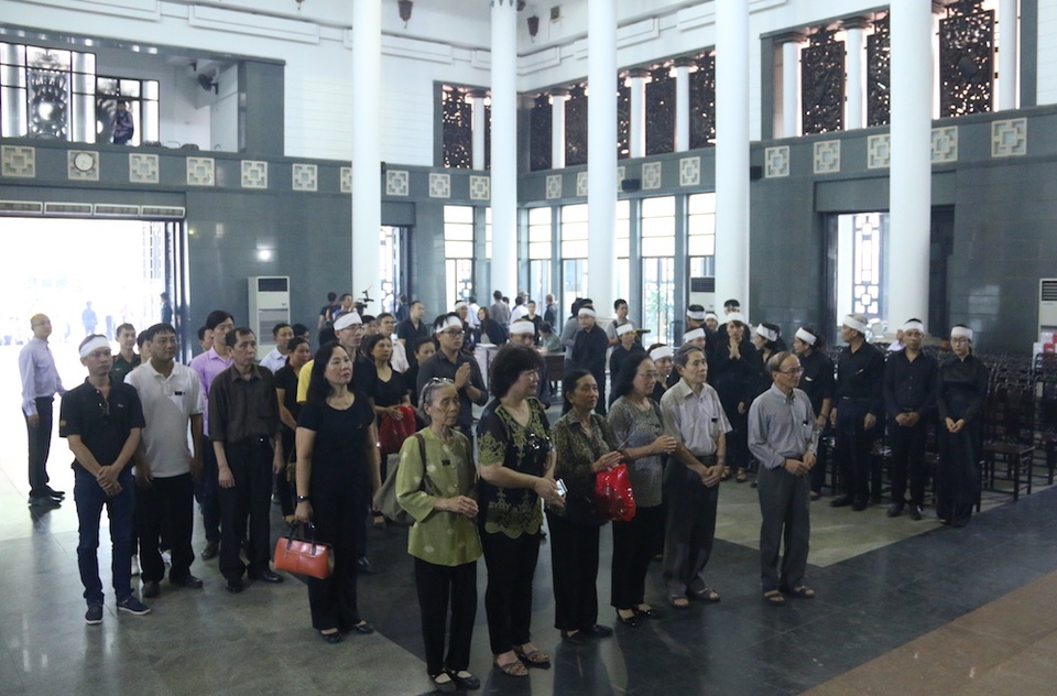 Diễn viên Lê Khanh, Minh Phương hé lộ những bí mật về nghệ sỹ Duy Thanh - 2 Rất đông bạn bè, đồng nghiệp đã đến tiễn đưa nghệ sỹ Duy Thanh. Ảnh: Trọng Trinh.