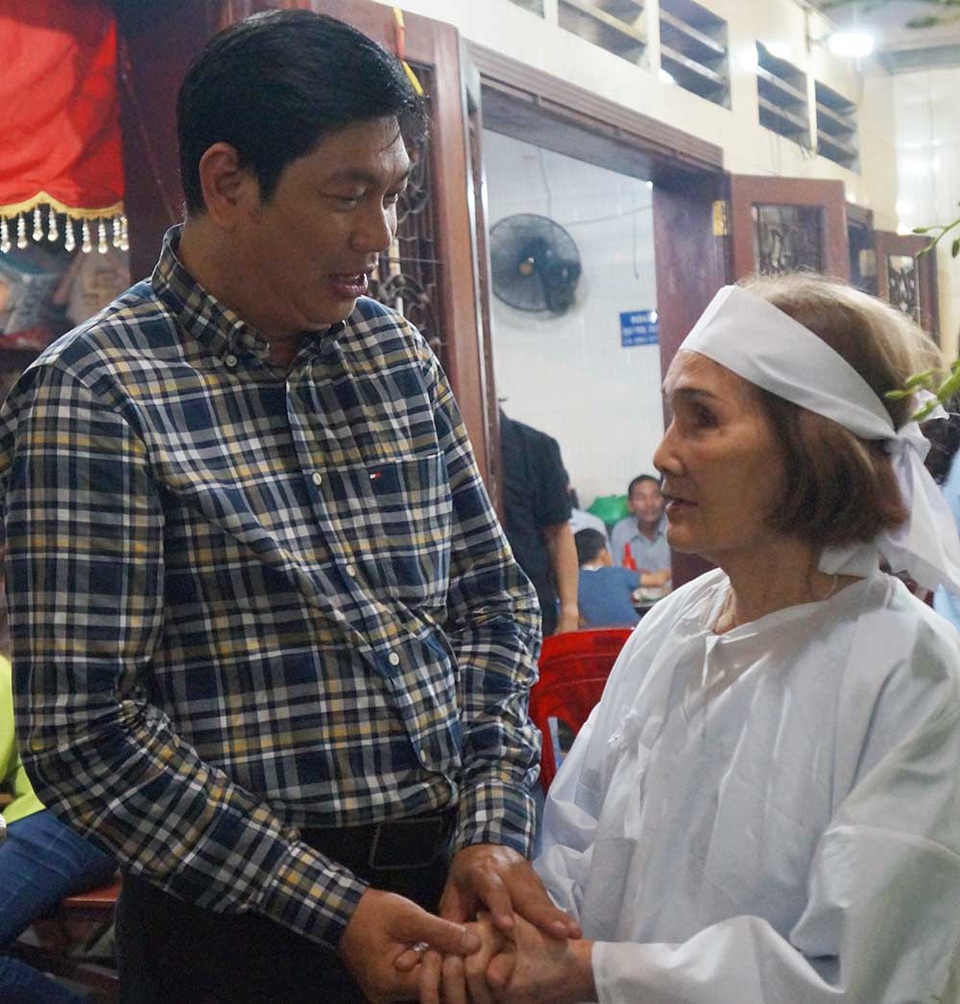 Đạo diễn Đỗ Phú Hải đau lòng khi thầy Lê Mộng Hoàng ra đi - 4 Trong tối ngày viếng đầu tiên, đạo diễn Đỗ Phú Hải đã có mặt suốt trong tang lễ, khi thì trò chuyện với vợ đạo diễn, khi thì ngồi một mình lặng lẽ.