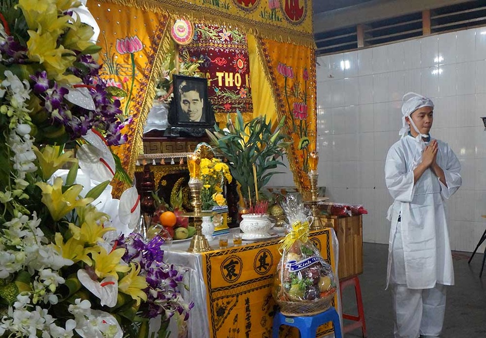 Đạo diễn Đỗ Phú Hải đau lòng khi thầy Lê Mộng Hoàng ra đi - 3 Cháu trai đích tôn của đạo diễn vừa tốt nghiệp đại học tại Mỹ về để tang ông