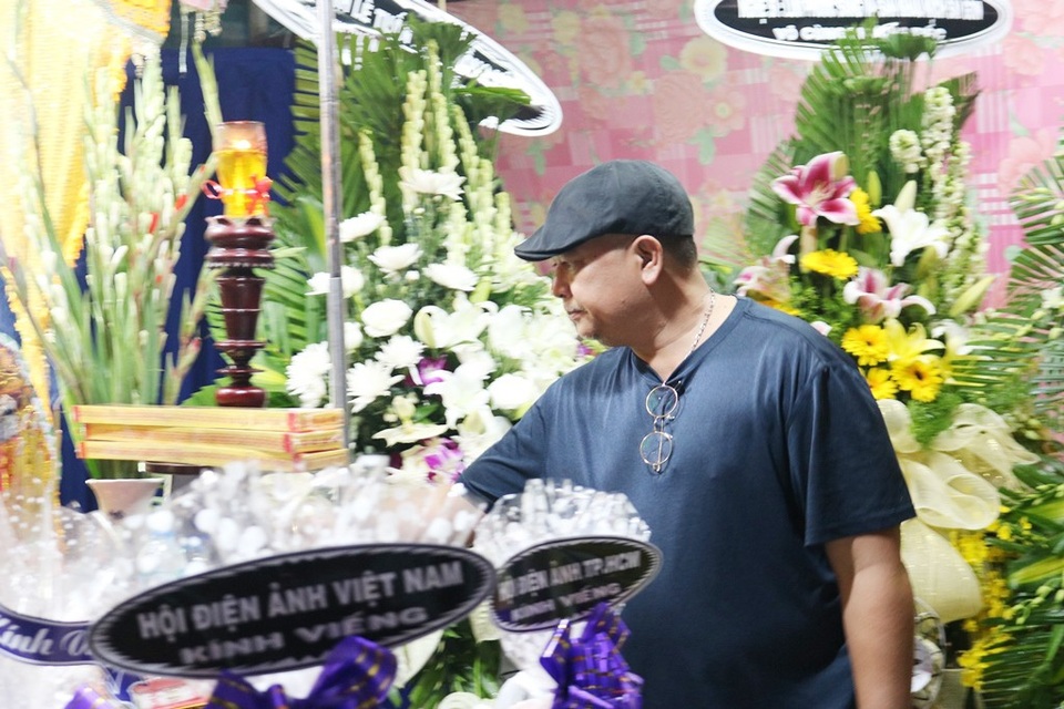 Nhiều nghệ sĩ "đội mưa" tới viếng diễn viên Nguyễn Hoàng - 4 Diễn viên Lê Tuấn Anh còn mang rượu đến trước linh cữu của diễn viên Nguyễn Hoàng để anh uống cùng anh em lần cuối...