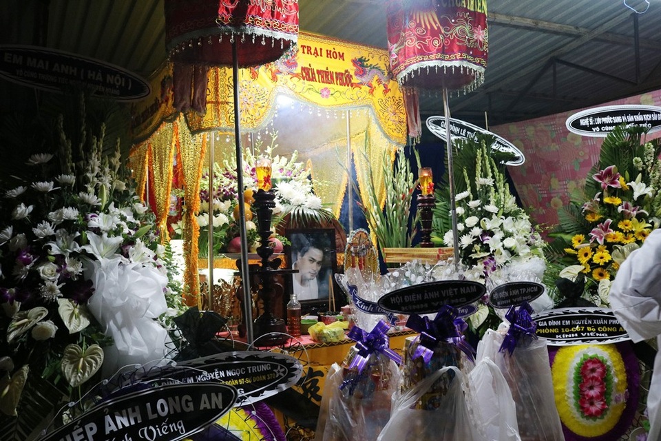 Nhiều nghệ sĩ "đội mưa" tới viếng diễn viên Nguyễn Hoàng - 1 Tang lễ của nam diễn viên Nguyễn Hoàng được diễn ra tại Câu lạc bộ Hưu trí Tân An.
