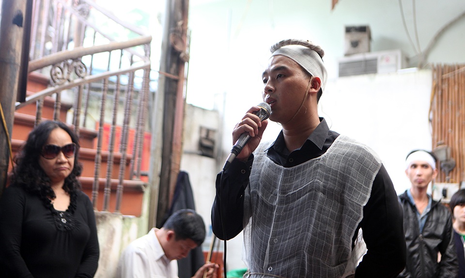 Đại diện Công ty TNHH MTV Hãng phim truyện Việt Nam đọc điếu văn và anh Hoàng Lâm - con trai nghệ sỹ Hoàng Thắng đại diện gia đình nói lời cám ơn.