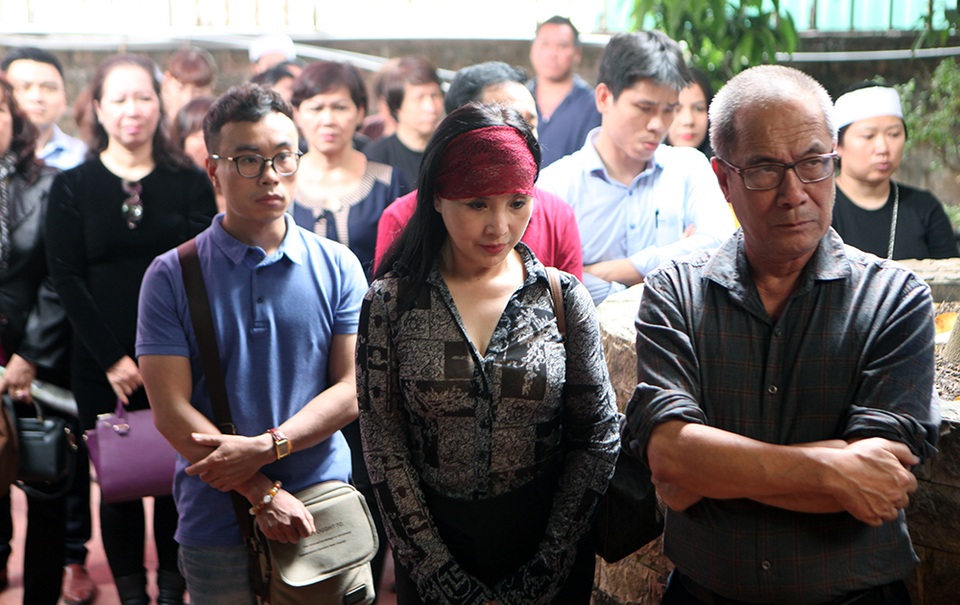 Vợ chồng nghệ sỹ Lan Hương - Tất Bình lặng người khi nghe đọc điếu văn.