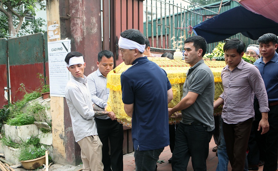 Người cháu nghẹn ngào khi rước di ảnh nam nghệ sỹ lên xe tang.