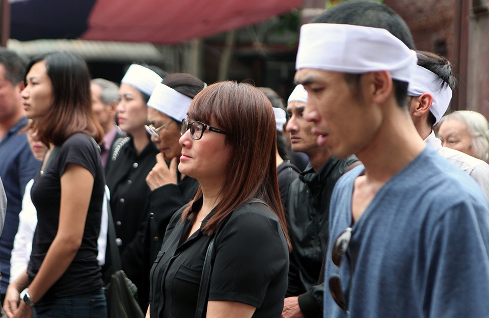 Trong bước chân tiễn đưa người nghệ sỹ về bên kia thế giới, không ai cầm được những giọt nước mắt tiếc thương.