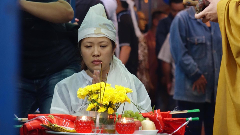 Dù nhiều năm không sống bên cạnh cha nhưng tình cảm cha con vẫn không gì ngăn cách. Trong suốt những ngày qua chị luôn túc trực bên linh cữu của cha và khóc rất nhiều.