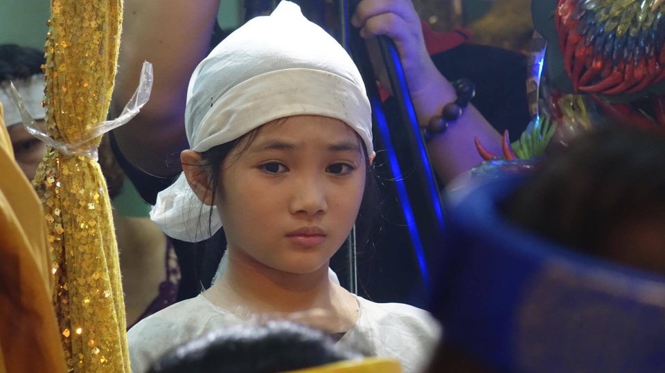 Con gái nuôi của cố nghệ sĩ cũng túc trực bên cha trong những ngày cuối cùng ở trần gian...