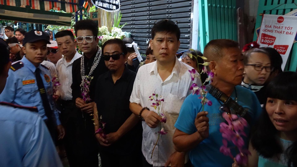 Trong ngày tiễn đưa sáng nay, MC Thanh Bạch, nghệ sĩ Hồng Tơ, diễn viên Phước Sang... cùng nhiều đồng nghiệp đến từ sớm để tiễn đưa nghệ sĩ Khánh Nam.