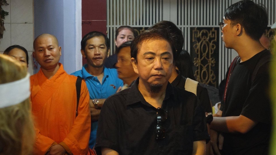 Nghệ sĩ Hồng Tơ lặng buồn trước giờ đưa tiễn nam diễn viên hài về nơi an nghỉ cuối cùng.