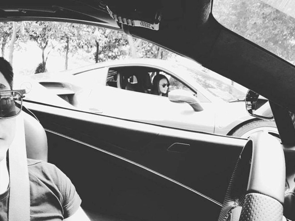 Đây là lần đầu tiên chồng cũ Hà Hồ khoe ảnh Đàm Thu Trang dù mỗi người trên một chiếc ô tô nhưng cũng ngầm khẳng định mối quan hệ tình cảm.