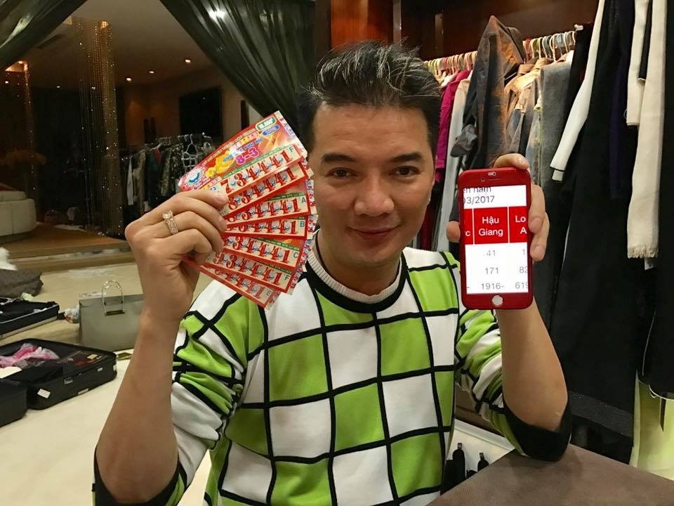 Ca sĩ Đàm Vĩnh Hưng bất ngờ chia sẻ mình vừa trúng 7 tờ 100 ngàn, con số rất nhỏ nhưng câu chuyện phía sau mới là điều đáng chú ý. Anh viết: “Có bão! Có bão!!!! Giúp một bà ngoại 80 tuổi còn đi bán vé số tận 12h đêm! Hỏi ngoại còn bao nhiu? Ngoại nói hỏng biết con ơi! “Đưa đây con đếm dùm cho! Rồi còn 134 tờ. Đưa ngoại chịu gưỡi  luôn! Ngoại đi dzìa ngủ dùm con đi. Không được lôi xấp khác ra đi bán nữa nhen. Muốn gì mai bán!”