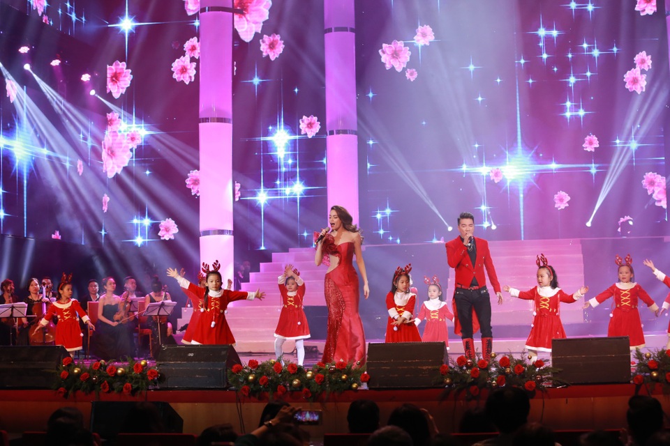 NSƯT Xuân Bắc thừa nhận “dạo này ngại va chạm với Hồng Nhung” - 12 Ca sĩ Hồ Quỳnh Hương, Hồ Ngọc Hà và Đàm Vĩnh Hưng ở phần cuối chương trình.