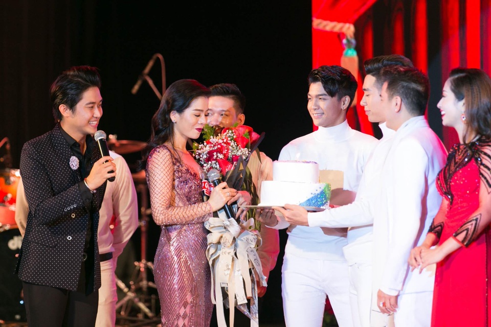 Mr. Đàm khoe nhẫn kim cương, mặc áo đôi với Hồ Việt Trung - 5 Những hình ảnh trong liveshow của Mr. Đàm.