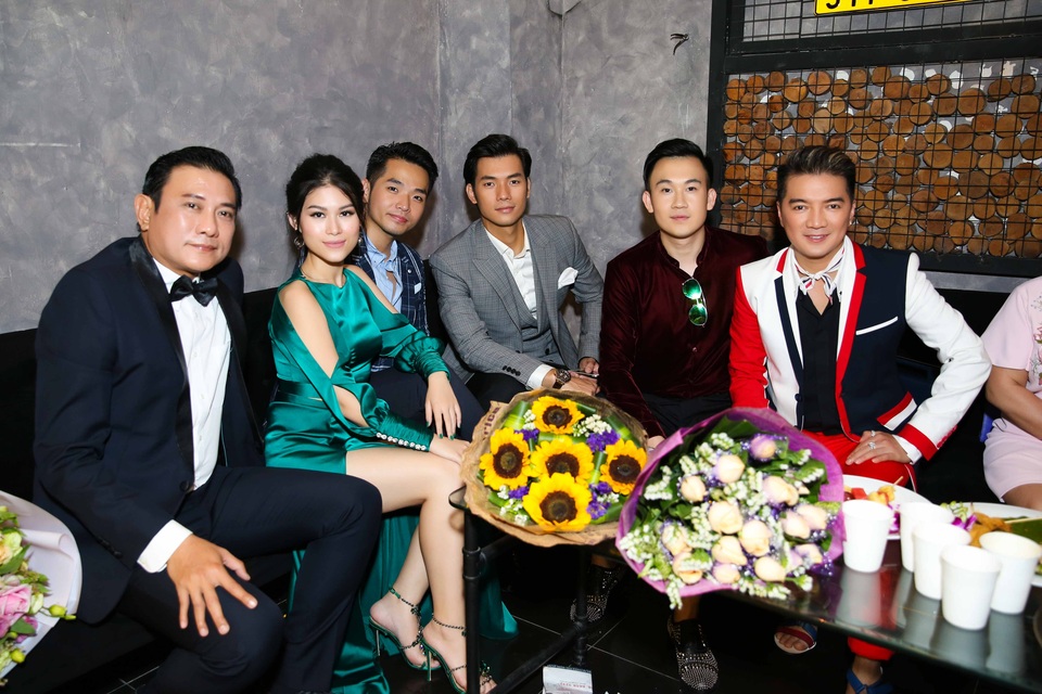 Dàn sao Việt lộng lẫy đến xem phim có nhiều "cảnh nóng" của Hồng Ánh - 2 Xuất hiện nổi bật trên thảm đỏ, đạo diễn Hồng Ánh thu hút sự chú ý với bộ trang phục đầy cá tính, trong khi diễn viên Ngọc Thanh Tâm lại nổi bật khi mặc bộ cánh cắt xẻ gợi cảm của NTK Lưu Ngọc Kim Khanh. Dàn diễn viên nam gồm: Phạm Hồng Phước, Nhan Phúc Vinh, Hồng Phúc cũng thu hút đám đông với hình ảnh phong độ, lịch lãm.