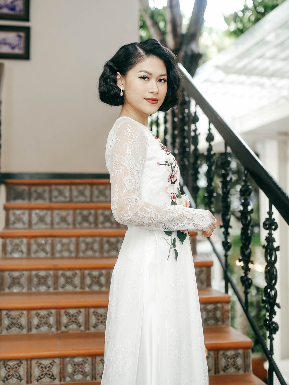 Diễn viên Ngọc Thanh Tâm với phong cách phụ nữ Sài Gòn xưa ủng hộ đàn anh thân thiết