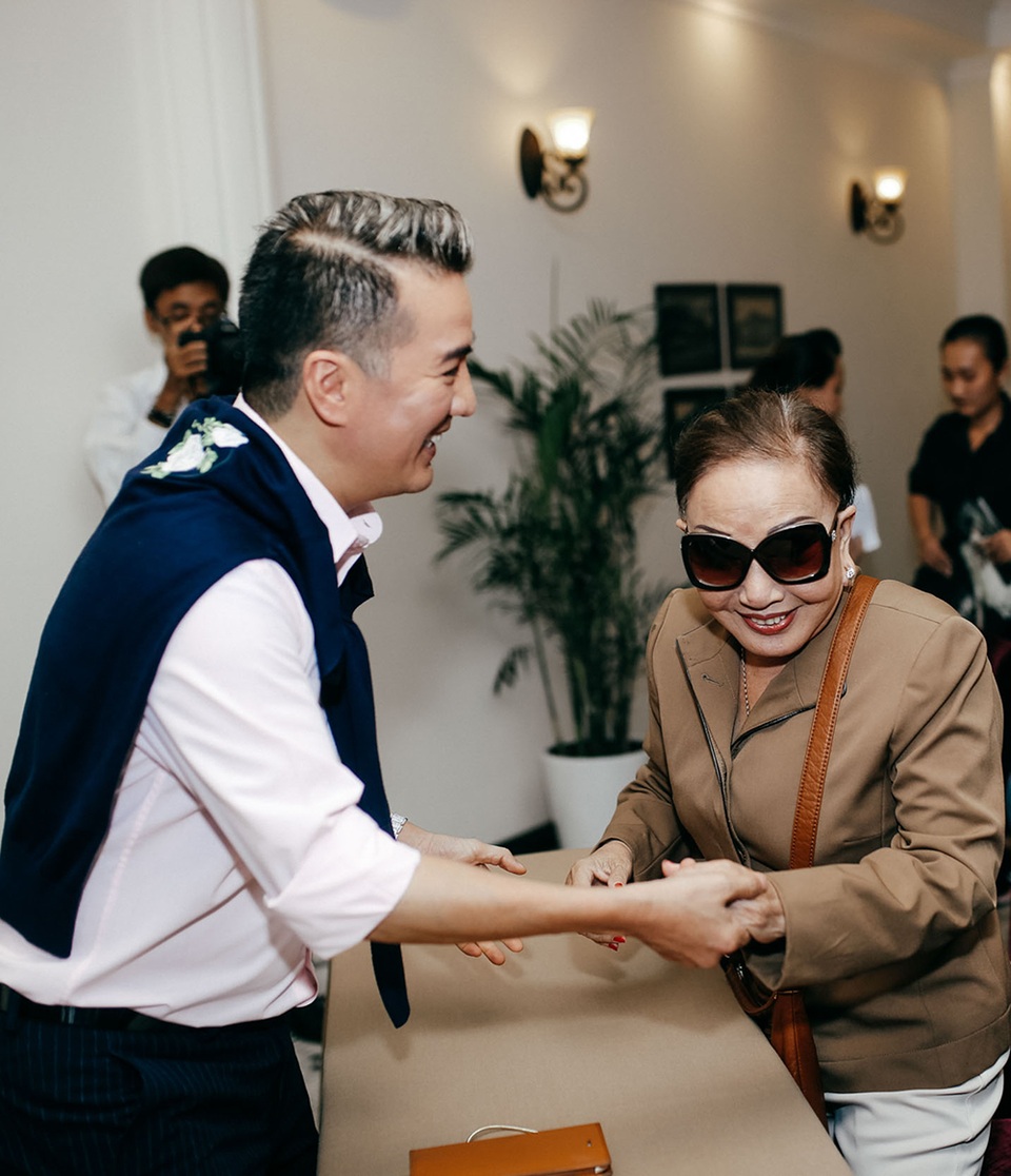 Nghệ sĩ Hồng Nga đến ủng hộ Đàm Vĩnh Hưng, bà cũng là một trong những nghệ sĩ trải qua thời kỳ hoàng kim của nghệ thuật Sài Gòn trong suốt mấy mươi năm qua.