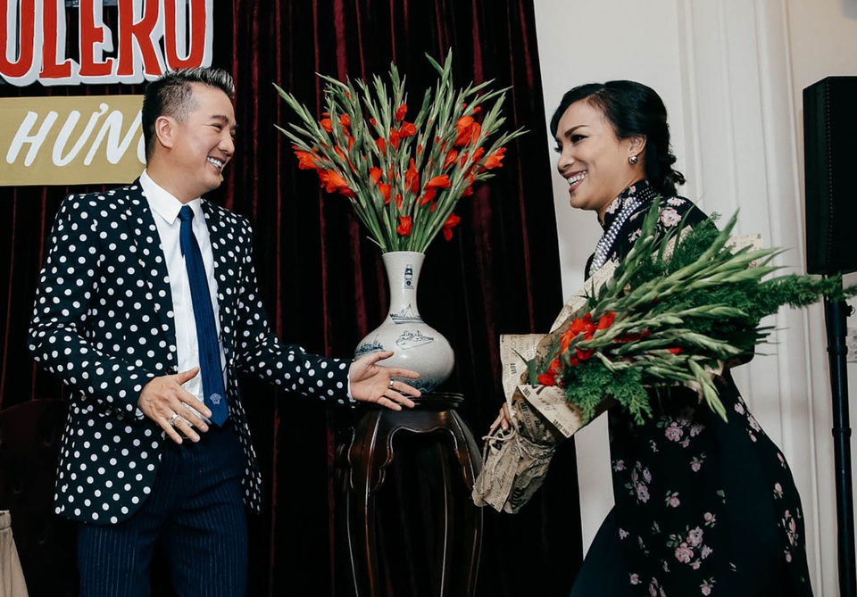 
Hồng Ngọc vừa trở về từ Mỹ cách đây không lâu. Không chỉ chọn phong cách Sài Gòn xưa đến chúc mừng đàn anh, nữ ca sĩ tự tay chọn mua và mang tặng Đàm Vĩnh Hưng loại hoa mà anh yêu thích.
