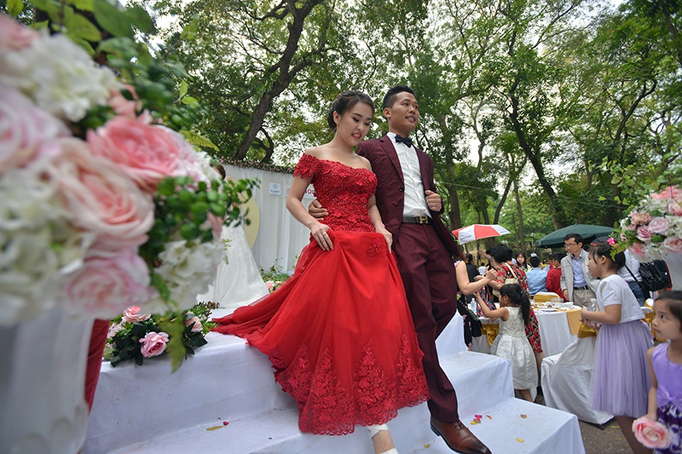 Hà Nội: Đám cưới tập thể của những cặp đôi trẻ - 7 Hà Nội: Đám cưới tập thể của những cặp đôi trẻ - 7