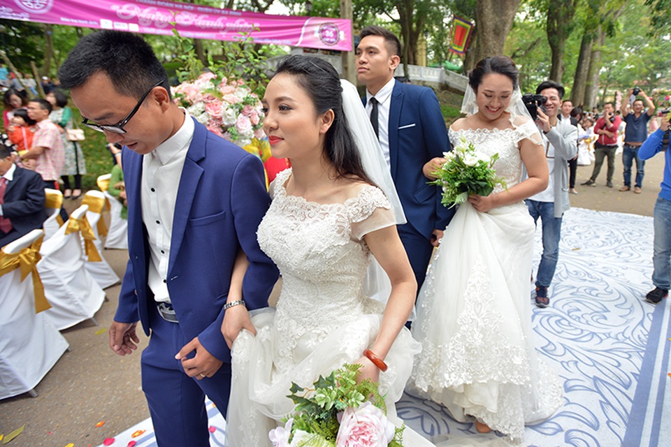 Hà Nội: Đám cưới tập thể của những cặp đôi trẻ - 2
Các cô dâu chú rể tham gia chương trình luôn nở nụ cười rạng rỡ.