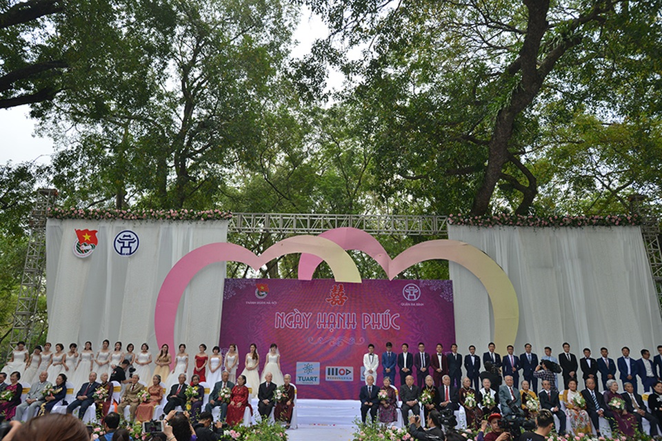 Hà Nội: Đám cưới tập thể của những cặp đôi trẻ - 3
Sự có mặt và chia sẻ của 17 đôi vợ chồng lớn tuổi, đón “đám cưới vàng” tại chương trình như nguồn động lực dành cho các cặp đôi trẻ trên con đường chung tay xây dựng hạnh phúc