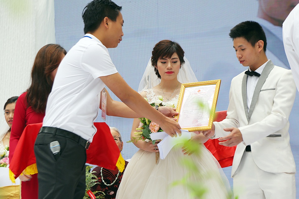 Hà Nội: Đám cưới tập thể của những cặp đôi trẻ - 4
Ban tổ chức đã trao giấy chứng nhận đăng kí kết hôn cho các cặp đôi trẻ