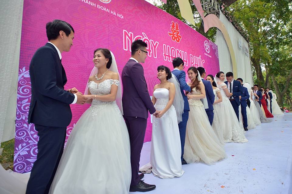 Hà Nội: Đám cưới tập thể của những cặp đôi trẻ - 5
Cùng nhau trao nhẫn cưới