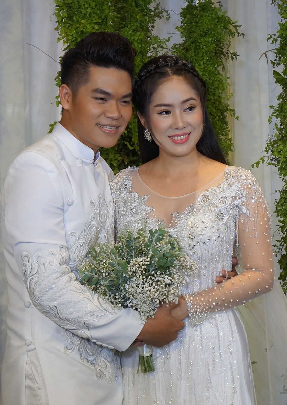 Hình ảnh tiệc cưới sang trọng của Lê Phương tại Sài Gòn - 8 Chú rể Trung Kiên cũng diện áo dài cách tân màu trắng chủ đạo lịch lãm, sang trọng