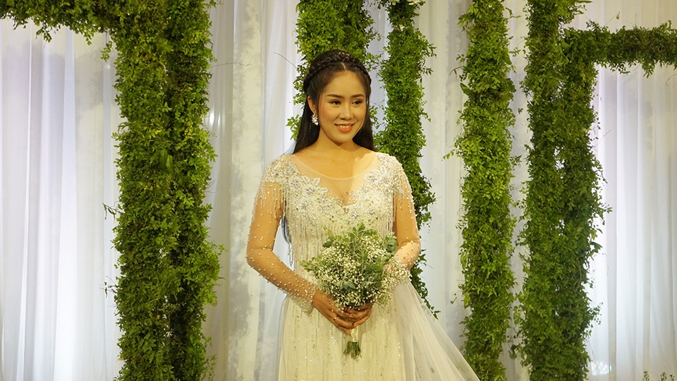 Hình ảnh tiệc cưới sang trọng của Lê Phương tại Sài Gòn - 6 Đúng 11h, cô dâu Lê Phương xuất hiện cũng với chiếc váy cưới màu trắng dịu dàng