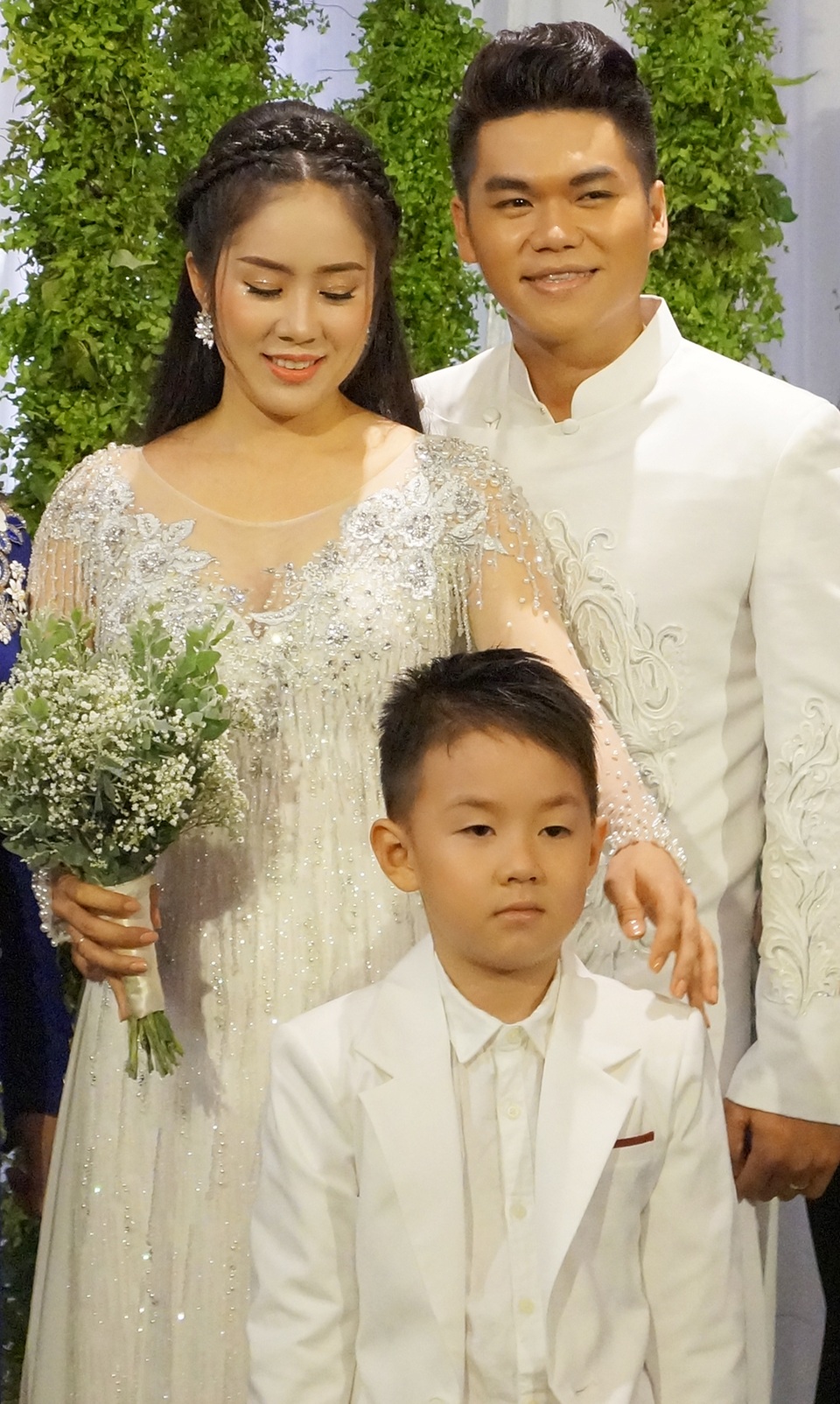 Hình ảnh tiệc cưới sang trọng của Lê Phương tại Sài Gòn - 11 Bé Cà Pháo cũng diện trang phục cùng tông màu với mẹ và bố mới