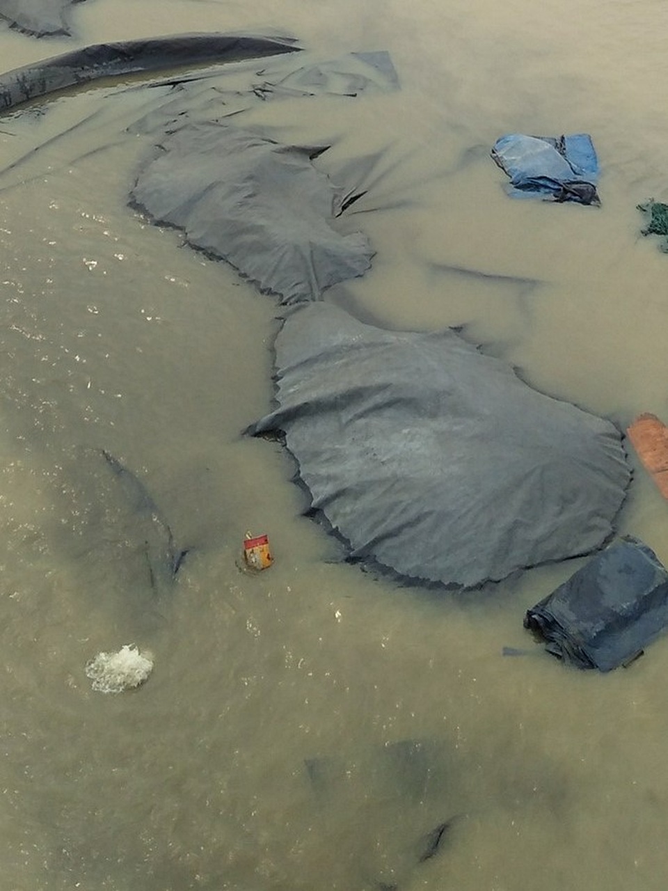 Chiếc sà lan bị đứt dây và chìm xuống sông (ảnh CTV)