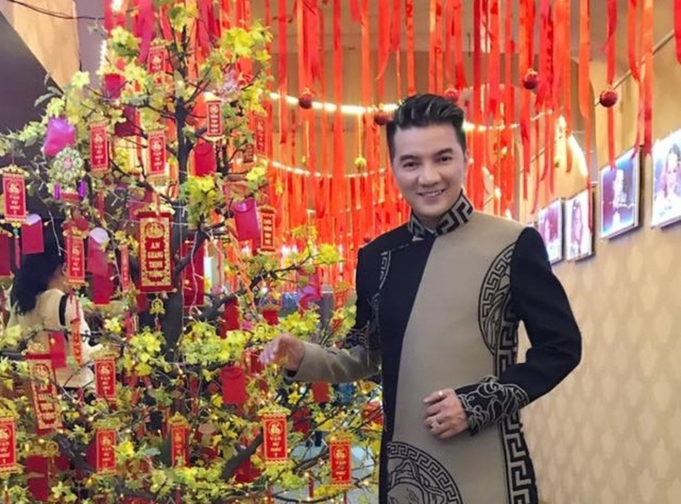 Sao Việt làm gì trong 3 ngày Tết Đinh Dậu? - 16 Trên trang cá nhân, Đàm Vĩnh Hưng khoe áo dài được thiết kế đẹp mắt dành lưu diễn nhiều năm.