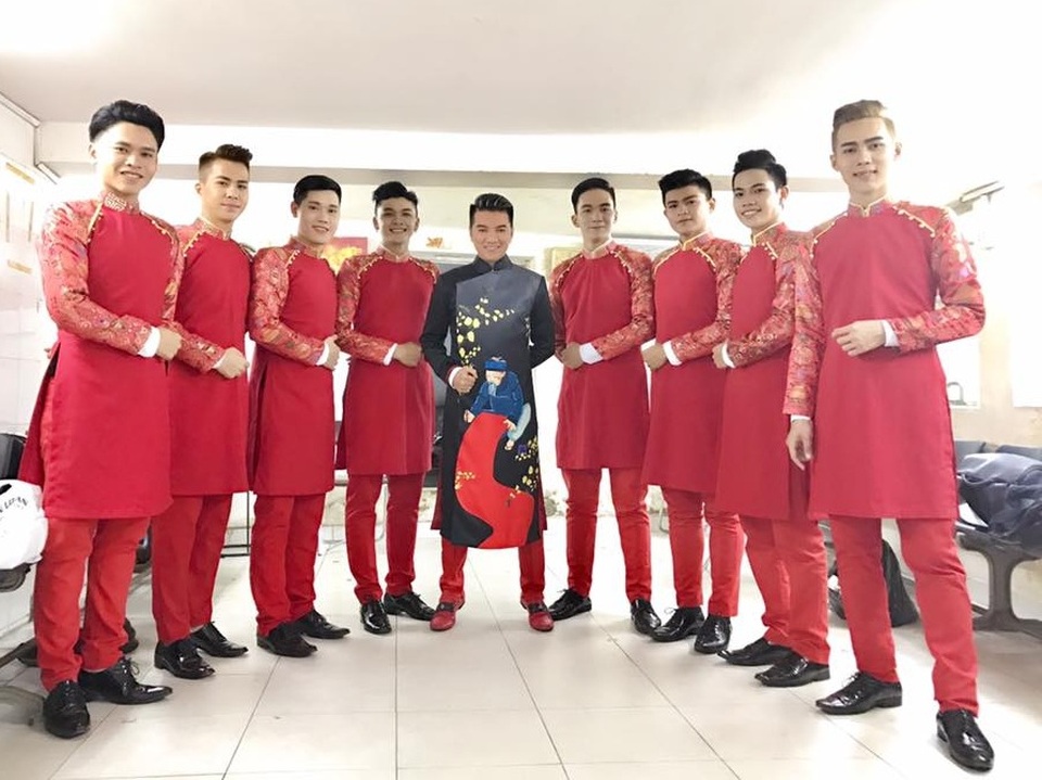 Sao Việt làm gì trong 3 ngày Tết Đinh Dậu? - 15 “Hành nghề đầu năm. Đỏ chét. Cầu mong đỏ lè cả năm... Há mấy đứa há! Chúng nó đi cả rồi. Còn bao nhiêu chàng soái ca “bám biển giữ biên cương” thôi”, Đàm Vĩnh Hưng hào hứng trong ngày diễn đầu tiên của năm mới.